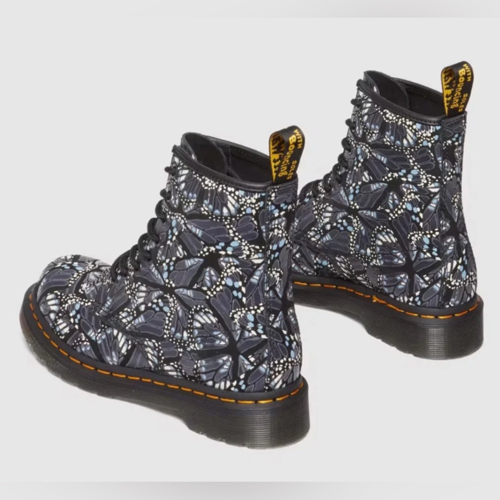 Dr. Martens Women’s 1460 8 Eye Lace Up Butterfly Grey E. H. Suede Boots Sz 6 New - Picture 4 of 15